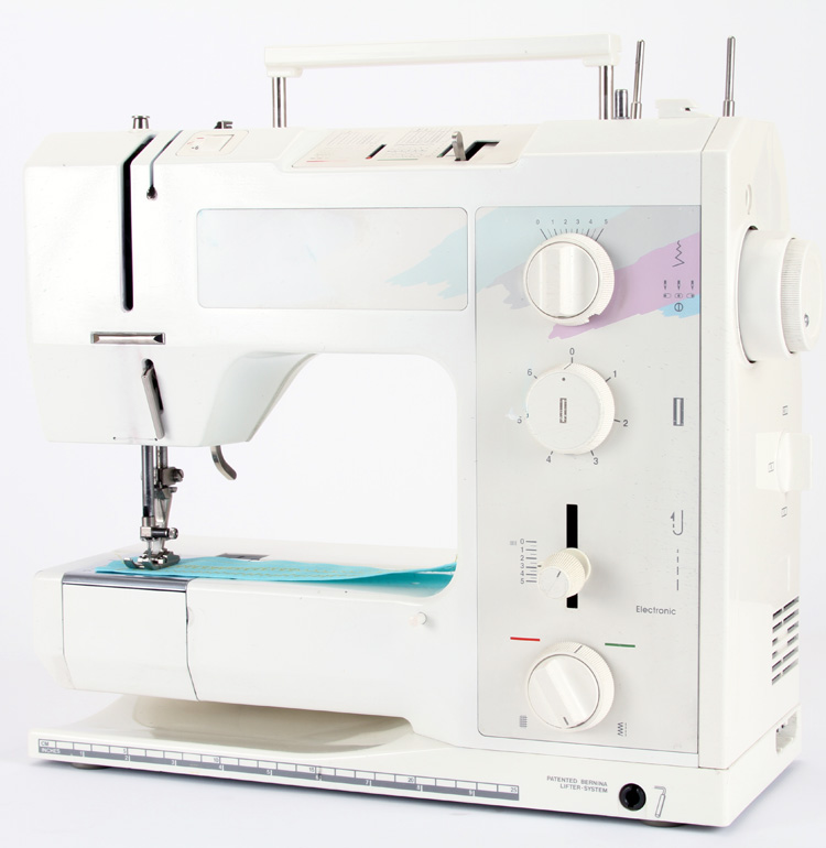 Bernina 1001 Electronic Sewing Machine w/accessories in excellent