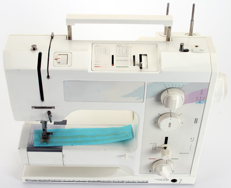 Bernina 1001 Electronic Sewing Machine w/accessories in excellent