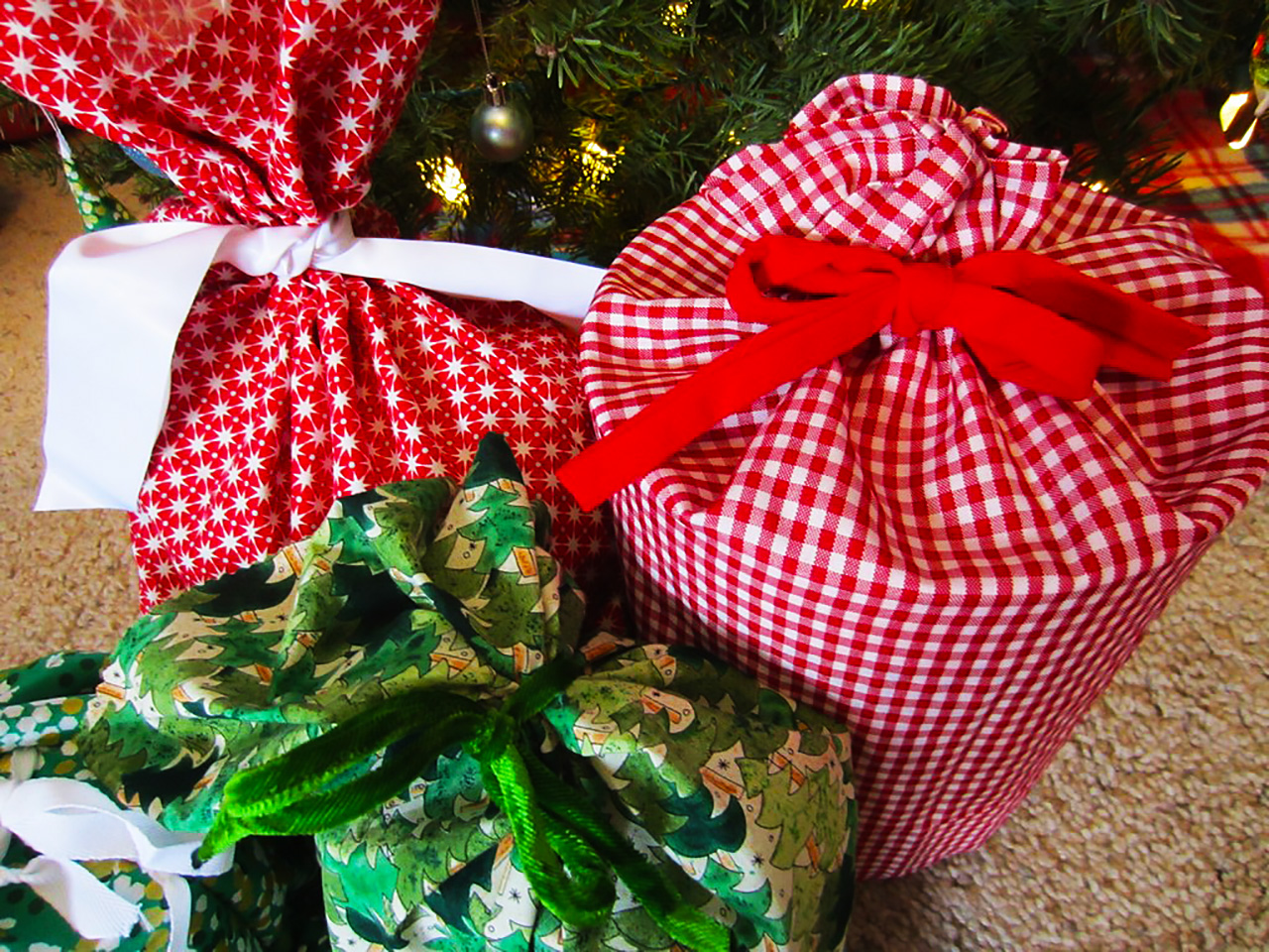 DIY Fabric Gift Bags instead of Wrapping Paper