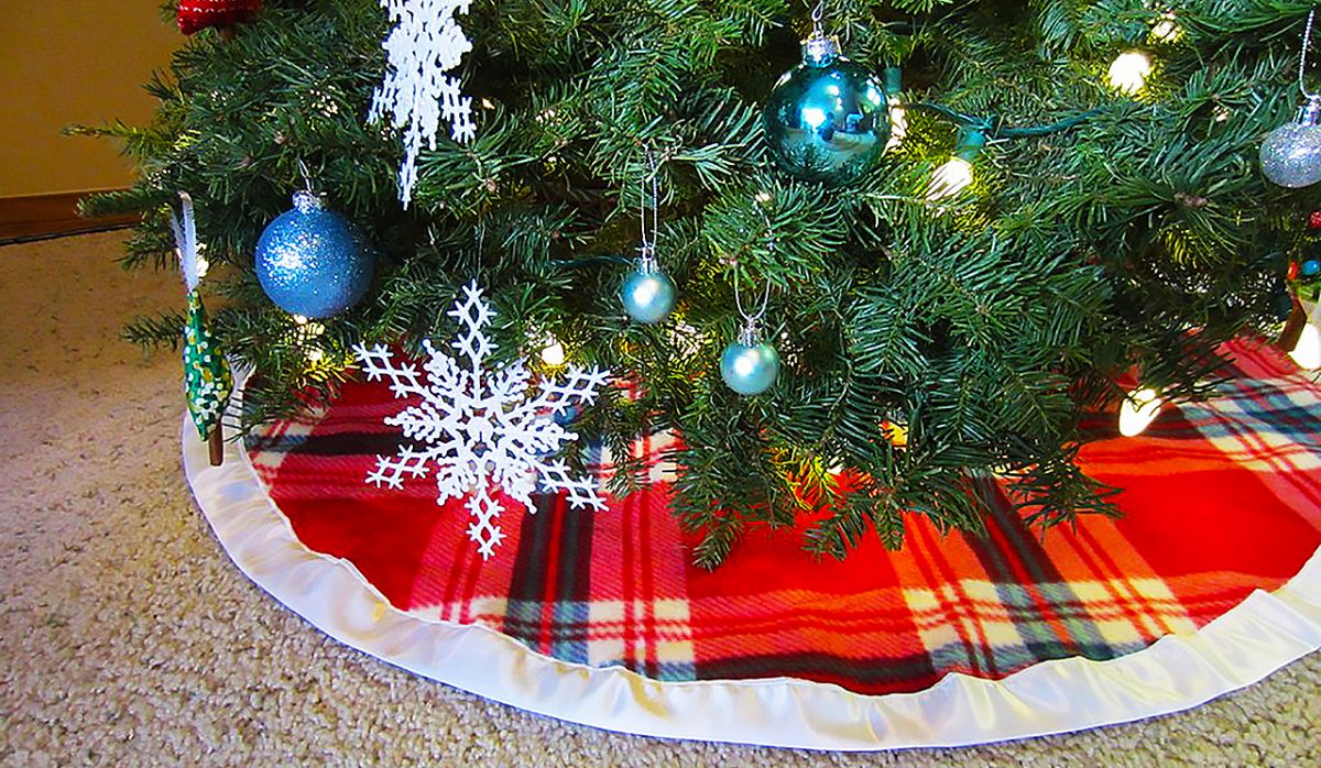 DIY Plaid Christmas Tree Skirt with Satin Binding