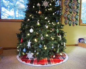 DIY Plaid Christmas Tree Skirt Satin Binding