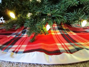 DIY Plaid Christmas Tree Skirt Satin Binding