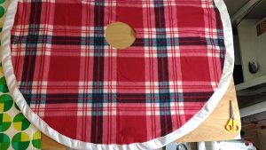 DIY Plaid Christmas Tree Skirt Satin Binding